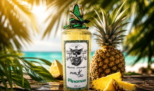 Rhum arrangé artisanal à l'ananas aux saveurs tropicales et fruitées