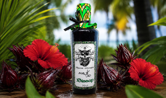 Rhum arrangé bissap hibiscus artisanal à la robe rouge intense