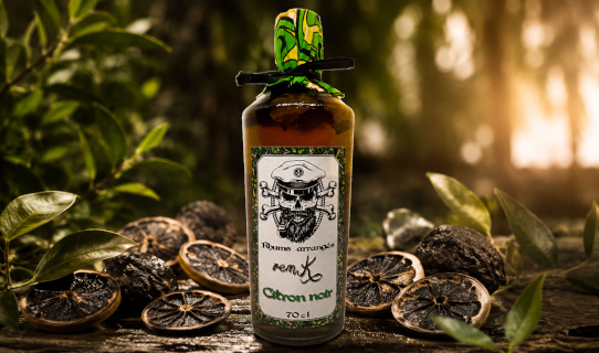 Rhum arrangé citron noir séché aux notes acidulées et parfumées